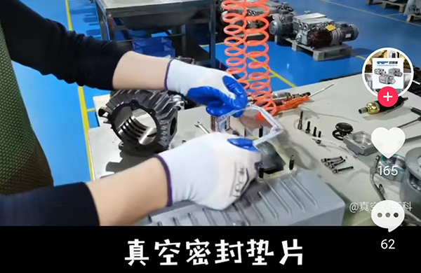 在(zai)這裏(li)，1分(fen)鐘(zhong)內(nei)，爲妳展(zhan)示(shi)一檯真(zhen)空(kong)泵完(wan)整的組(zu)裝(zhuang)過程